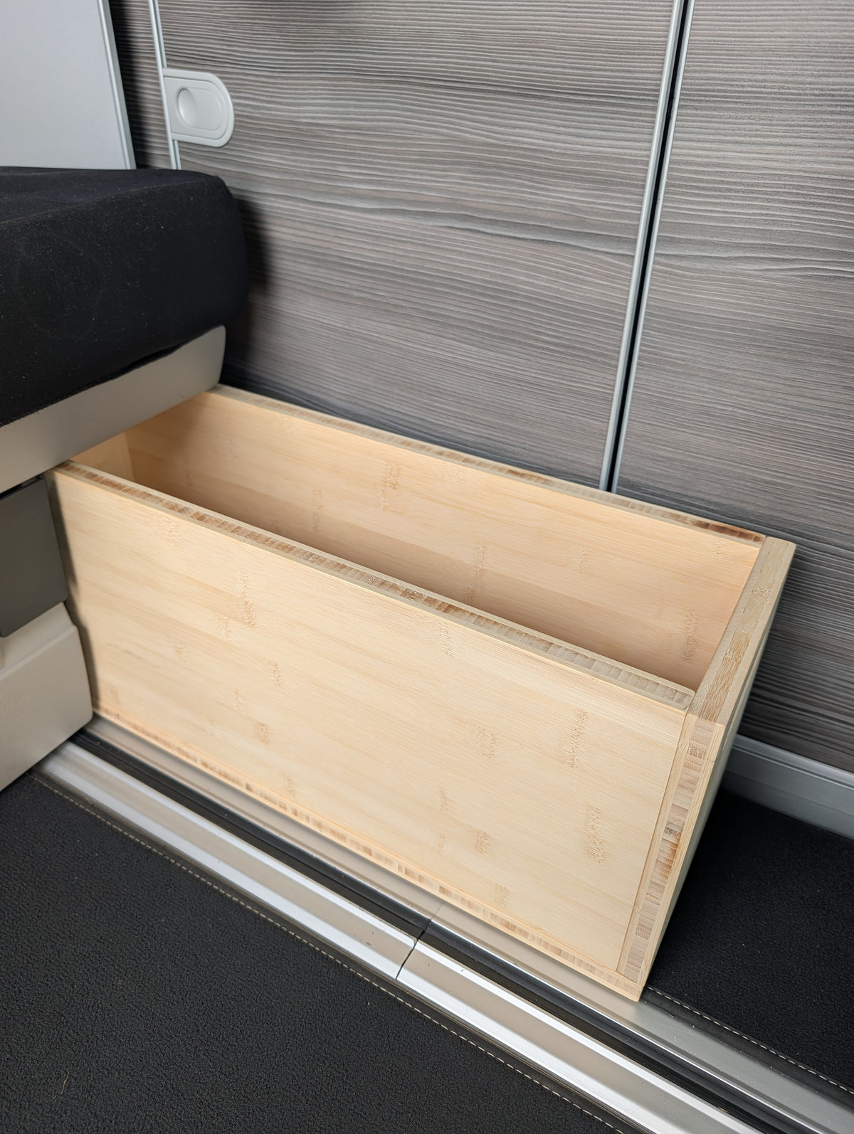 Bambus-Staubox "Nischenwunder" – Passgenau für VW T6 California Ocean