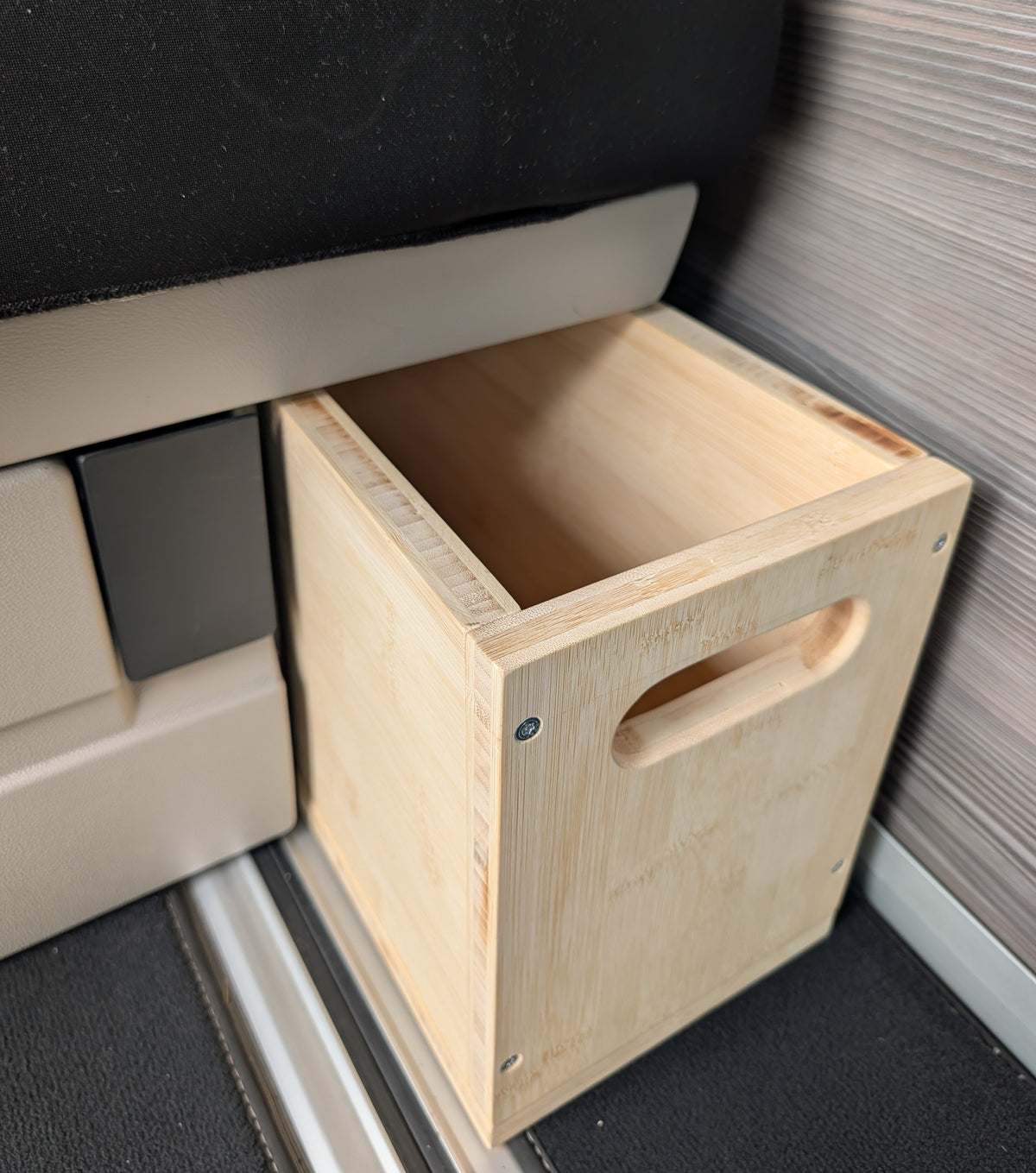 Bambus-Staubox "Nischenwunder" – Passgenau für VW T6 California Ocean